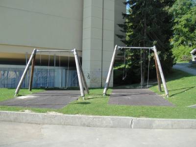 Balanoires sur la place de jeux pour enfants Ancien-stand, Vieux-Moulin  Lausanne