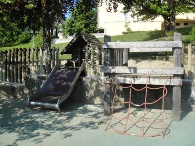 Maisonette avec toboggan sur la place de jeux pour enfants Ancien-stand, Vieux-Moulin  Lausanne