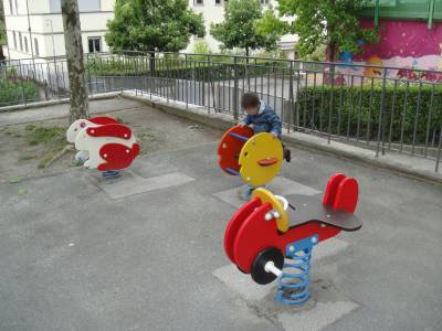 Bascules  ressort sur la place de jeux pour enfants Bellevaux-Dessous  Lausanne