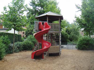 Engin de grimpe avec toboggan sur la place de jeux pour enfants Bellevaux-Dessous  Lausanne