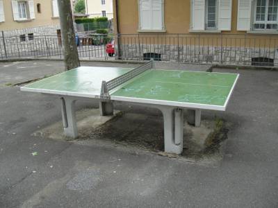 Table de ping-pong sur la place de jeux pour enfants Bellevaux-Dessous  Lausanne