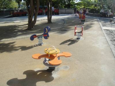 Bascules  ressort sur la place de jeux pour enfants Bourdonnette est  Lausanne