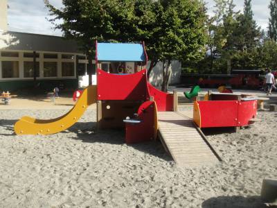 Maisonette avec toboggan sur la place de jeux pour enfants Bourdonnette est  Lausanne