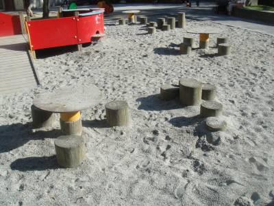 Mobilier en bois sur la place de jeux pour enfants Bourdonnette est  Lausanne