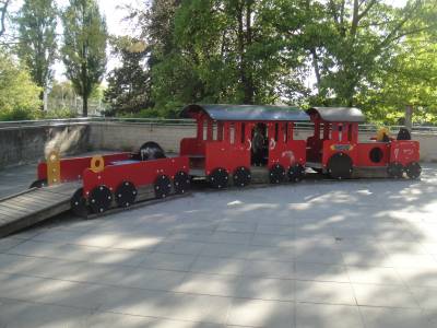 Petit train sur la place de jeux pour enfants Bourdonnette est  Lausanne