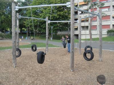 Balanoires sur la place de jeux pour enfants Bourdonnette ouest  Lausanne