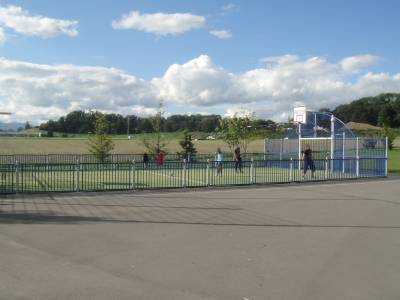 Terrain de basket - football sur la place de jeux pour enfants Bourdonnette ouest  Lausanne