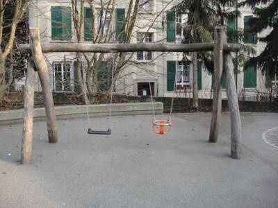 Balanoires sur la place de jeux pour enfants Chteau de Beaulieu  Lausanne