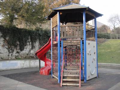 Engin de grimpe avec toboggan sur la place de jeux pour enfants Chteau de Beaulieu  Lausanne