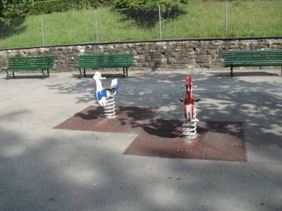 Bascules  ressort sur la place de jeux pour enfants Chteau de Bethusy  Lausanne