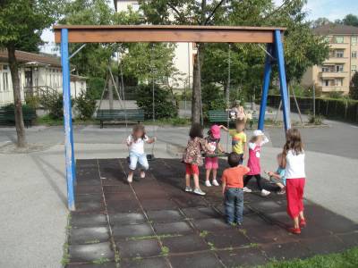 Balanoires sur la place de jeux pour enfants Chandieu  Lausanne