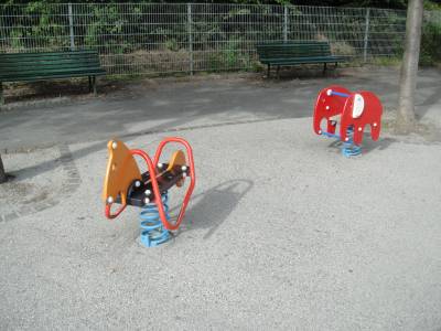 Bascules  ressort sur la place de jeux pour enfants Chandieu  Lausanne