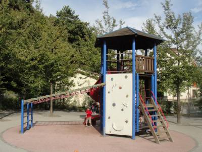 Engin de grimpe avec toboggan sur la place de jeux pour enfants Chandieu  Lausanne