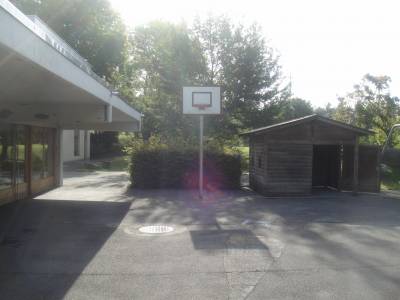 Terrain de basket sur la place de jeux pour enfants Cigale  Lausanne