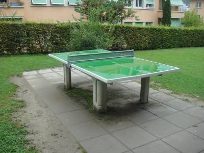 Table de ping-pong sur la place de jeux pour enfants Clamadour  Lausanne