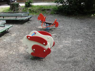 Bascules  ressort sur la place de jeux pour enfants Cure d'air  Lausanne