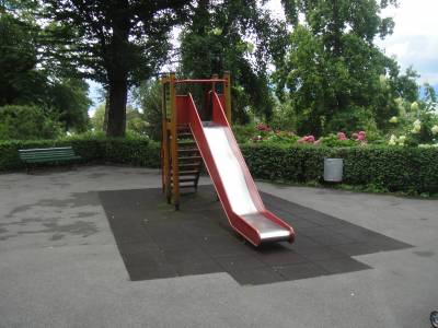 Toboggan sur la place de jeux pour enfants Denantou parc  Lausanne