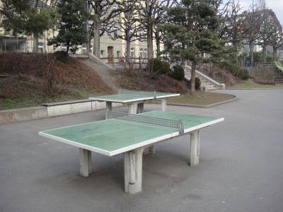 Tables de ping-pong sur la place de jeux pour enfants Druey collge  Lausanne