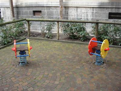 Bascules  ressort sur la place de jeux pour enfants Echelettes-Jura  Lausanne