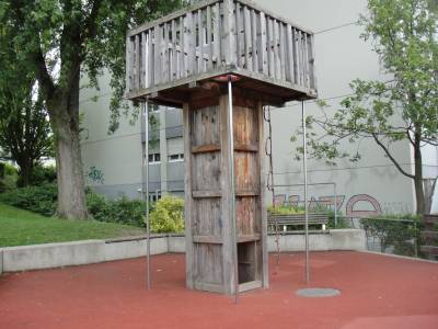 Engin de grimpe sur la place de jeux pour enfants Entre-Bois  Lausanne