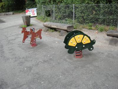Bascules  ressort sur la place de jeux pour enfants Faverges  Lausanne