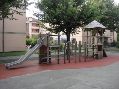 Engin de grimpe avec toboggan sur la place de jeux pour enfants Faverges  Lausanne