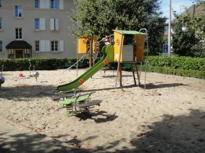 Bac  sable gant! sur la place de jeux pour enfants Harpe - Logements ouvriers  Lausanne