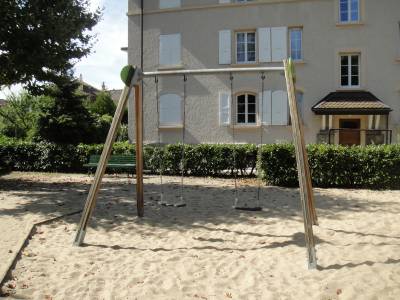 Balanoires sur la place de jeux pour enfants Harpe - Logements ouvriers  Lausanne