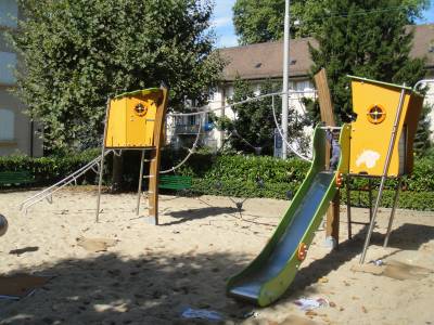 Engin de grimpe avec toboggan sur la place de jeux pour enfants Harpe - Logements ouvriers  Lausanne