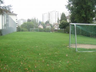 Terrain de football sur la place de jeux pour enfants La Vallonnette  Lausanne