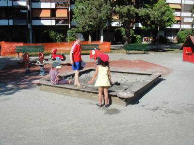 Bac  sable sur la place de jeux pour enfants Les Bossons  Lausanne