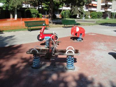 Bascules  ressort sur la place de jeux pour enfants Les Bossons  Lausanne