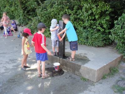 Point d'eau sur la place de jeux pour enfants Les Bossons  Lausanne