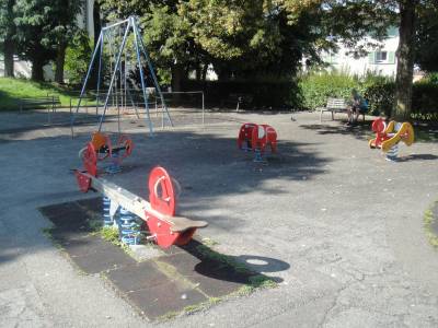 Bascules  ressort sur la place de jeux pour enfants Malley - Pyramides  Lausanne