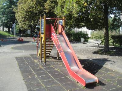 Toboggan sur la place de jeux pour enfants Malley - Pyramides  Lausanne