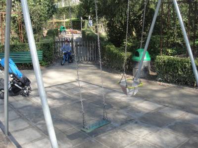 Balanoires sur la place de jeux pour enfants Mon-Repos sud  Lausanne