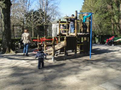 Engin de grimpe sur la place de jeux pour enfants Mon-Repos sud  Lausanne