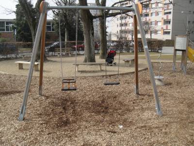Balanoires sur la place de jeux pour enfants Montoie  Lausanne