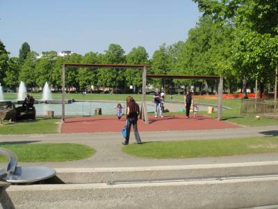 Balanoires sur la place de jeux pour enfants Montriond - Milan  Lausanne