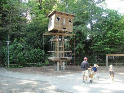 Jeu d'quilibre - Cabane sur la place de jeux pour enfants Montriond - Milan  Lausanne