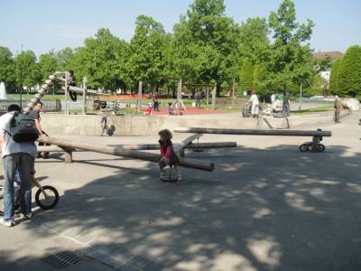 Jeu d'quilibre sur la place de jeux pour enfants Montriond - Milan  Lausanne