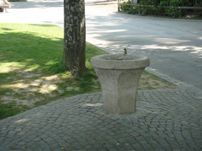 Point d'eau sur la place de jeux pour enfants Montriond - Milan  Lausanne