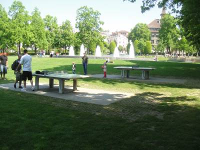 Tables de ping-pong sur la place de jeux pour enfants Montriond - Milan  Lausanne