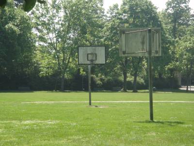 Terrain de basket sur la place de jeux pour enfants Montriond - Milan  Lausanne
