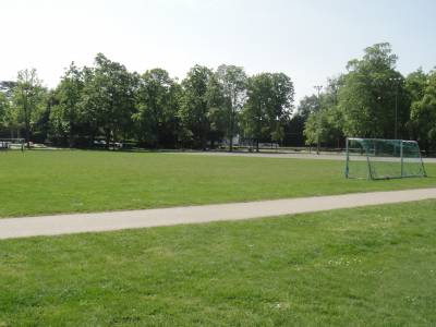 Terrain de football sur la place de jeux pour enfants Montriond - Milan  Lausanne