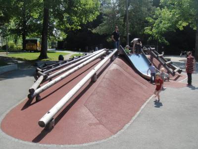 Toboggan sur la place de jeux pour enfants Montriond - Milan  Lausanne