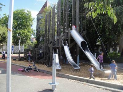 Engin de grimpe gant avec 3 toboggans sur la place de jeux pour enfants Ouchy  Lausanne