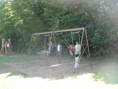 Balanoires sur la place de jeux pour enfants Parc Bourget  Lausanne
