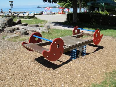 Bascule  ressort sur la place de jeux pour enfants Parc Bourget  Lausanne