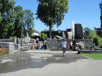 Jeu aquatique sur la place de jeux pour enfants Parc Bourget  Lausanne